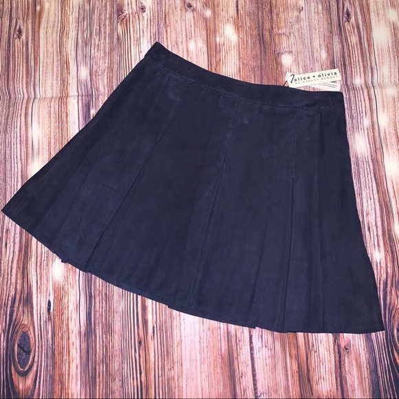 NWT ALICE + OLIVIA Lee Suede Box Pleated MiniSkirt - Picture 2 of 9